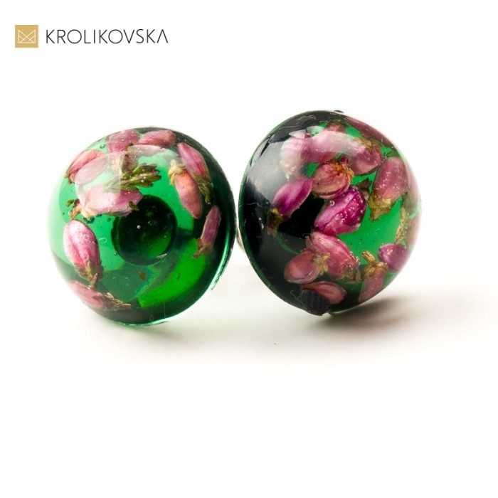 Kolczyki sztyfty srebrne zielone z kwiatami wrzosu.