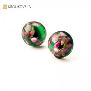 Kolczyki sztyfty srebrne zielone z kwiatami wrzosu.