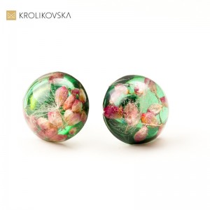 Kolczyki srebrne sztyfty zielone z kwiatami wrzośca różowego.