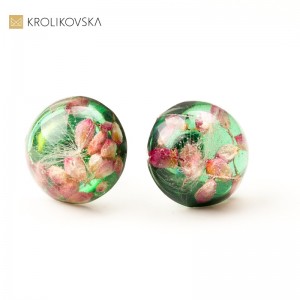 Kolczyki srebrne sztyfty zielone z kwiatami wrzośca różowego.