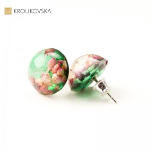 Kolczyki srebrne sztyfty zielone z kwiatami wrzośca różowego.