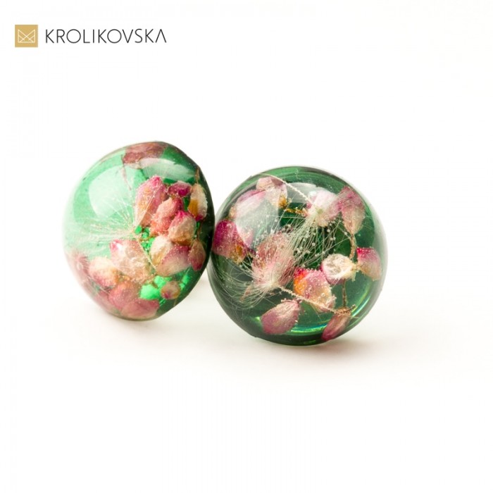 Kolczyki srebrne sztyfty zielone z kwiatami wrzośca różowego.