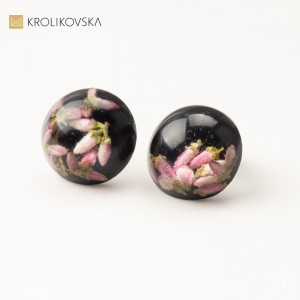 Kolczyki czarne wkrętki duże z kwiatami wrzosu.