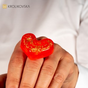 Pierścionek serce pomarańczowe, złocony i regulowany.