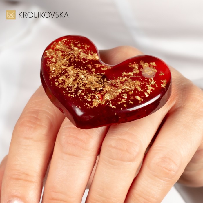 Duże serce w pierścionku złoconym regulowanym.