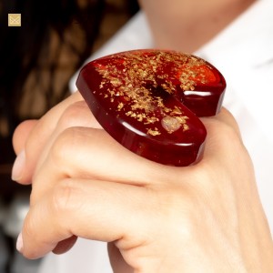 Duże serce w pierścionku złoconym regulowanym.