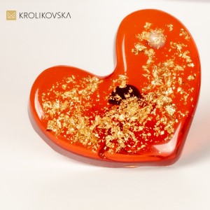 Duże serce w pierścionku złoconym regulowanym.