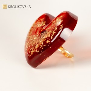 Duże serce w pierścionku złoconym regulowanym.