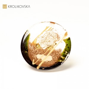 Pierścionek okrągły, zielony geometryczny.