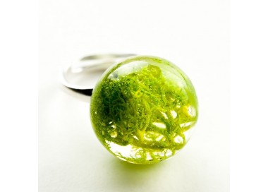 Artystyczny pierścionek srebrny z zielonym norweskim mchem w żywicy