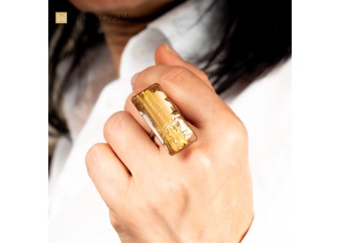 Prostokątny pierścionek złocony.