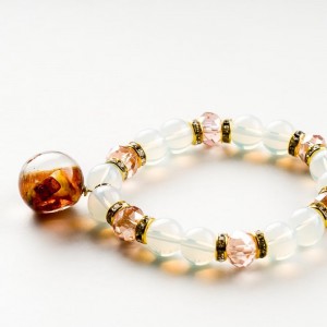 Bransoletka z bursztynową zawieszką.