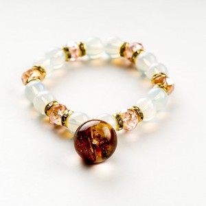 Bransoletka z bursztynową zawieszką.