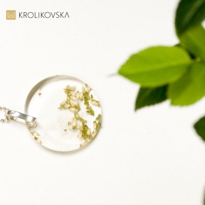 Naszyjnik srebrny artystyczny z kwiatami białymi.
