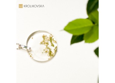 Naszyjnik srebrny artystyczny z kwiatami białymi.