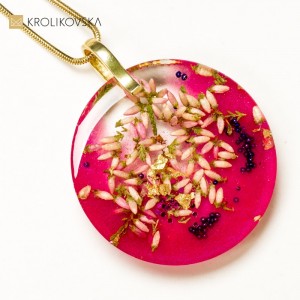 Naszyjnik złoto różowy artystyczny kwiatami wrzosu.