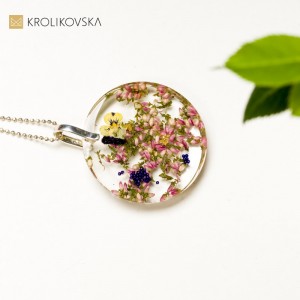 Naszyjnik artystyczny z kwiatami wrzosu w żywicy.