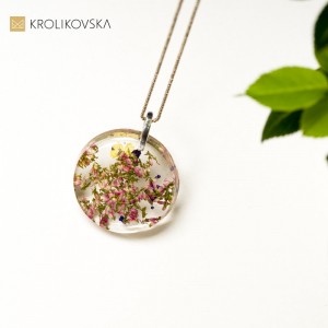 Naszyjnik artystyczny z kwiatami wrzosu w żywicy.