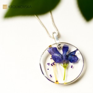 Amulet i talizman w biżuterii- elegancki naszyjnik.