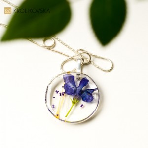 Amulet i talizman w biżuterii- elegancki naszyjnik.
