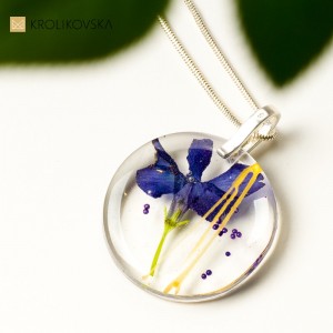 Amulet i talizman w biżuterii- elegancki naszyjnik.