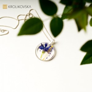 Amulet i talizman w biżuterii- elegancki naszyjnik.
