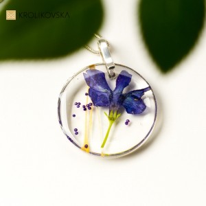 Amulet i talizman w biżuterii- elegancki naszyjnik.