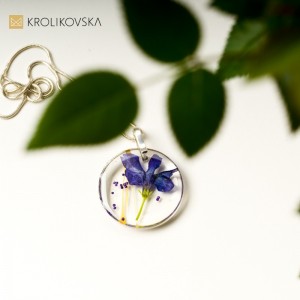 Amulet i talizman w biżuterii- elegancki naszyjnik.