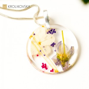 Biżuterię na imprezy- kwiatowy naszyjnik.