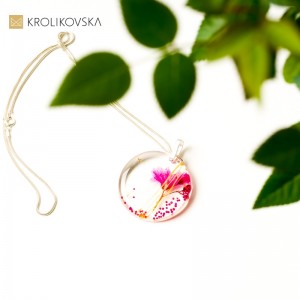 Biżuteria do różowej sukienki- elegancki naszyjnik.