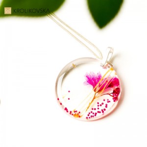 Biżuteria do różowej sukienki- elegancki naszyjnik.