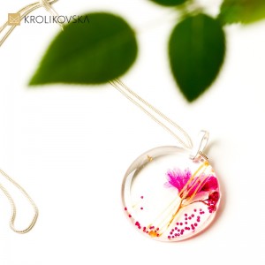 Biżuteria do różowej sukienki- elegancki naszyjnik.