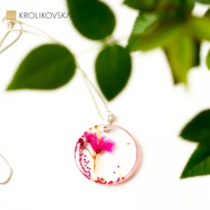 Biżuteria do różowej sukienki- elegancki naszyjnik.