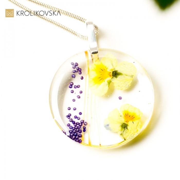 Biżuteria do brązowych stylizacji- elegancki naszyjnik.