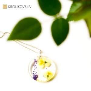 Biżuteria do brązowych stylizacji- elegancki naszyjnik.