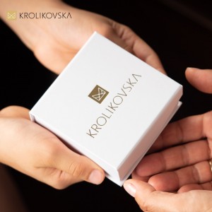 Kwiatowa kolekcja w naszyjniku z bratkami.
