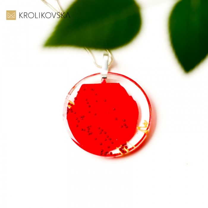 Niepowtarzalny handmade w naszyjniku z płatkiem róży.