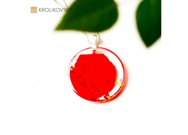 Niepowtarzalny handmade w naszyjniku z płatkiem róży.
