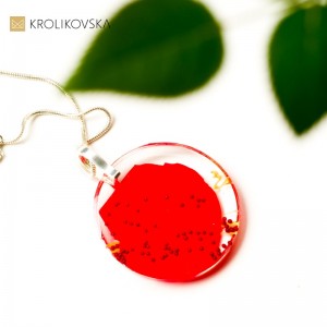 Niepowtarzalny handmade w naszyjniku z płatkiem róży.