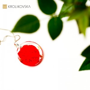 Niepowtarzalny handmade w naszyjniku z płatkiem róży.