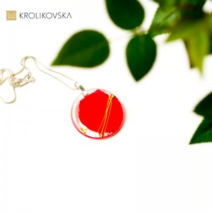 Niepowtarzalny handmade w naszyjniku z płatkiem róży.