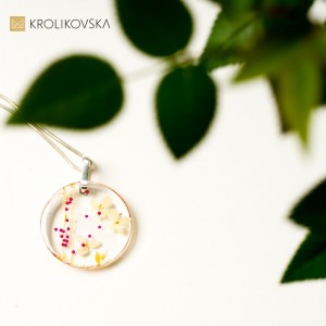 Prezent dla niej na 30 urodziny kwiatowy naszyjnik.