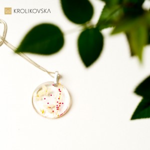 Prezent dla niej na 30 urodziny kwiatowy naszyjnik.