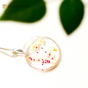 Prezent dla niej na 30 urodziny kwiatowy naszyjnik.