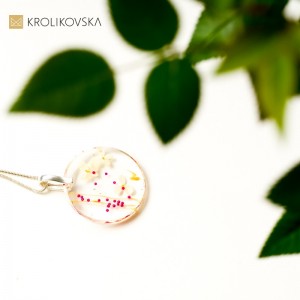 Prezent dla niej na 30 urodziny kwiatowy naszyjnik.