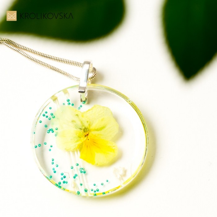 Naszyjnik srebrny z bratkiem w zawieszce.