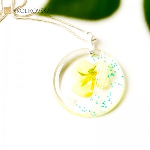 Naszyjnik srebrny z bratkiem w zawieszce.