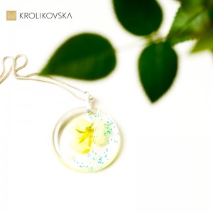 Naszyjnik srebrny z bratkiem w zawieszce.