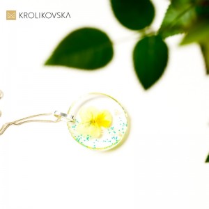 Naszyjnik srebrny z bratkiem w zawieszce.