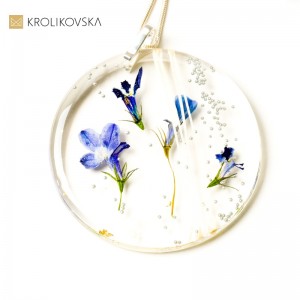 Niebieskie kwiaty, elegancki naszyjnik.